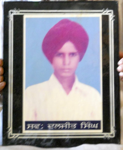 Photo of ਦਲਜੀਤ ਸਿੰਘ ,  ਲਾਪਤਾ/ਜ਼ਬਰਨ ਲਾਪਤਾ ਦੀ ਤਾਰੀਖ਼ ਮਈ ੧੧, ੧੯੯੪, in Majitha,  by ਪੰਜਾਬ ਪੁਲਿਸ