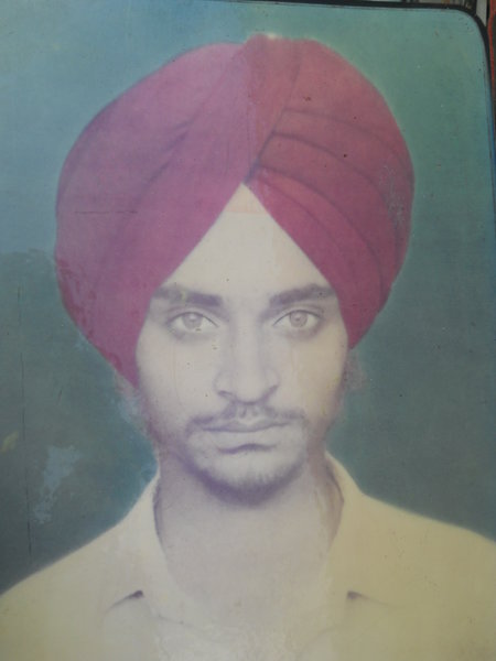 Photo of ਦਲਜੀਤ ਸਿੰਘ , ਗੈਰ ਕਾਨੂੰਨੀ ਹੱਤਆਿ ਦਾ/ਦੀ ਪੀੜਤ ਦੀ ਤਾਰੀਖ਼ ਅਗਸਤ ੦੮, ੧੯੯੧, in Gharinda,  by ਪੰਜਾਬ ਪੁਲਿਸ; ਕੇਂਦਰੀ ਰਿਜਰਵ ਪੁਲਿਸ ਫੋਰਸ, in Chheharta Sahib, Majitha, by ਪੰਜਾਬ ਪੁਲਿਸ